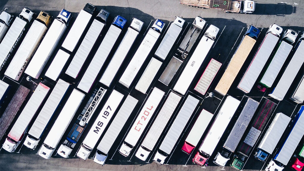 Luftaufnahme von Lkw auf einem Transportgelände