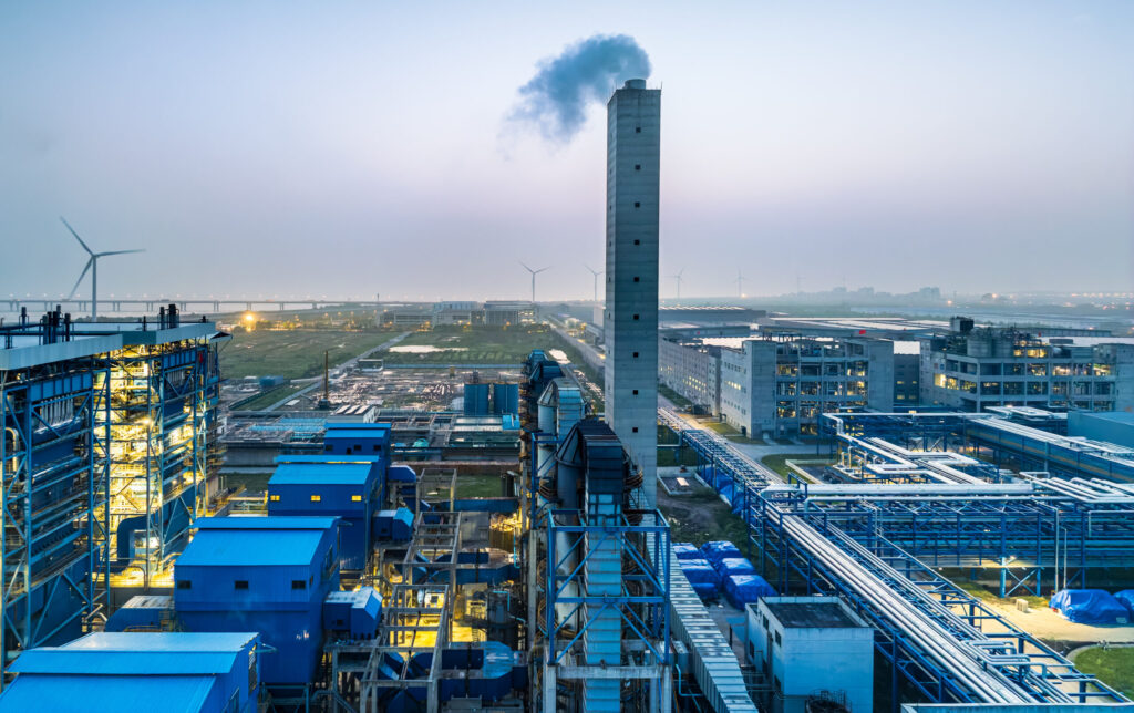 Industriegebiet mit Fabrik und Windrad aus der Luft